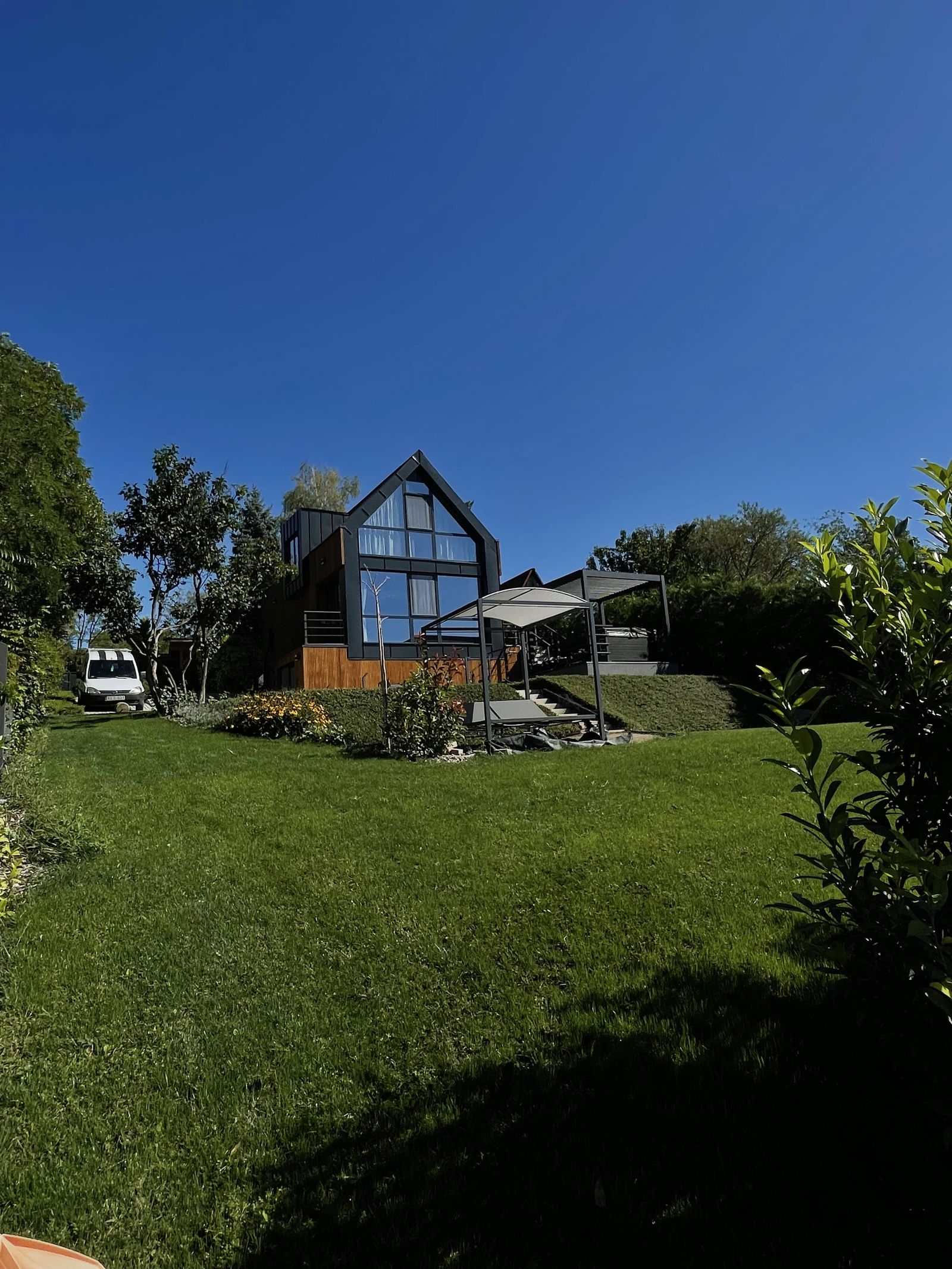 Elkészült panorámás kert nyírt gyeppel és sövénnyel – Rapidkert munka, Győr környéke