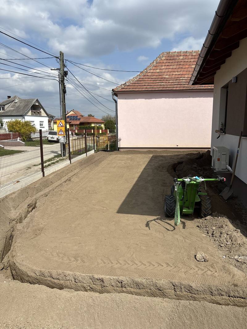 Gépi tereprendezés és talajterítés kertépítés közben